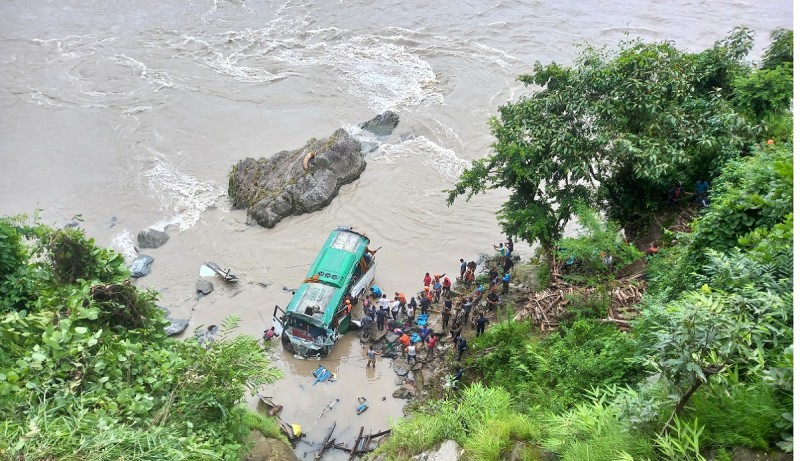 धादिङ बस दुर्घटना : घाइते १३ जनालाई उपचारका लागि काठमाडौं लगियो, चारको सनाखत